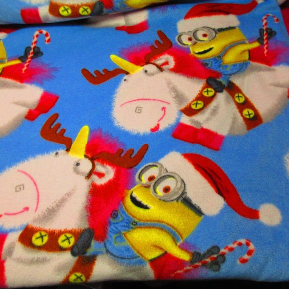 Despicable Me Minions Riding Fluffy The Unicorn Christmas 58 x 58" Fleece Blanke - Picture 3 of 3